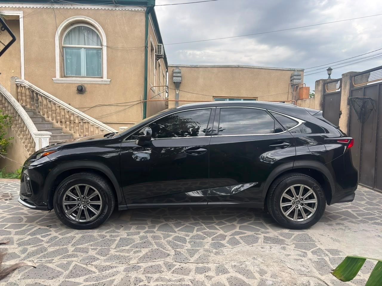 لکسوس NX300