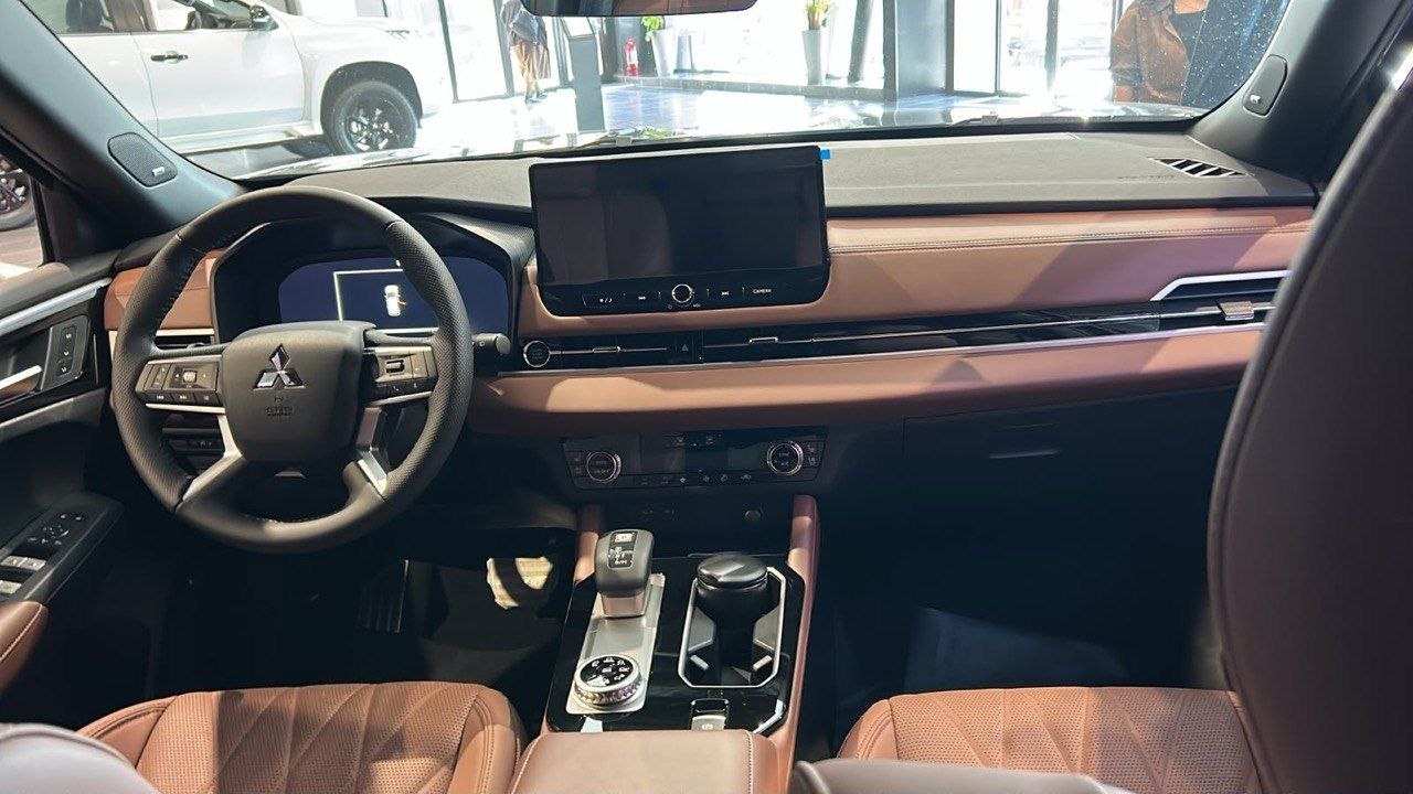میتسوبیشی Outlander P_line